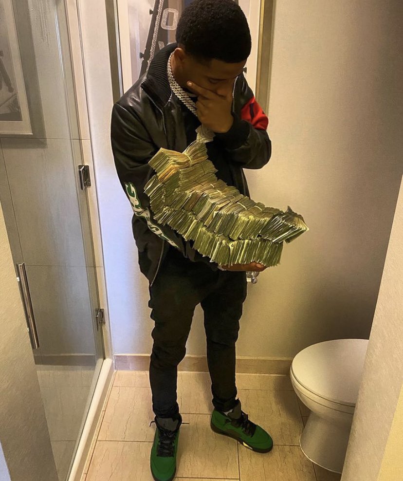 Serving dat shit like it’s thanksgiving 🦃💰