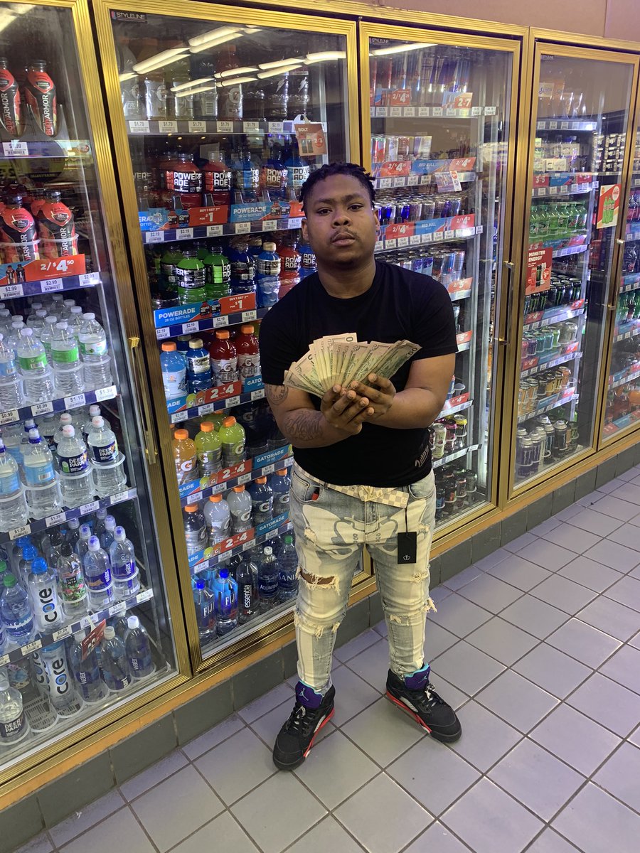 DaRealATM_KJ's tweet photo. Foot on they neck, got my hands on a check. I ain takin a bet less they bettin the house . #Free2Fed https://t.co/McEGAt6tDD