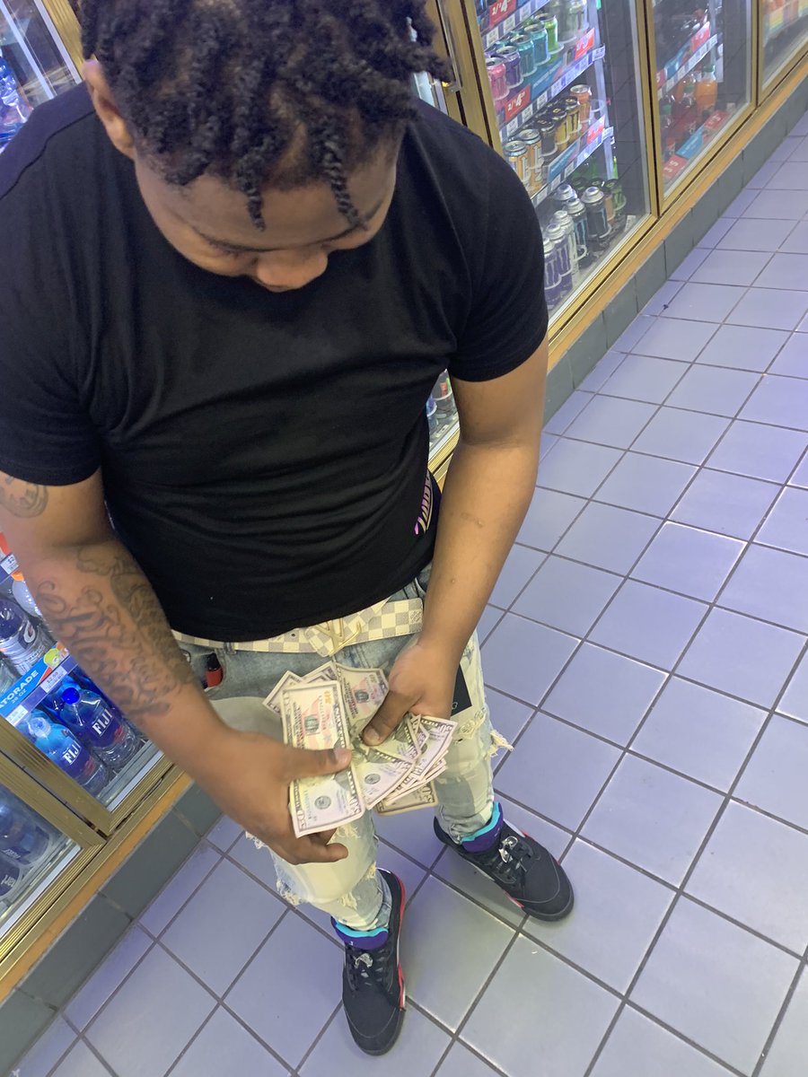 DaRealATM_KJ's tweet photo. Foot on they neck, got my hands on a check. I ain takin a bet less they bettin the house . #Free2Fed https://t.co/McEGAt6tDD