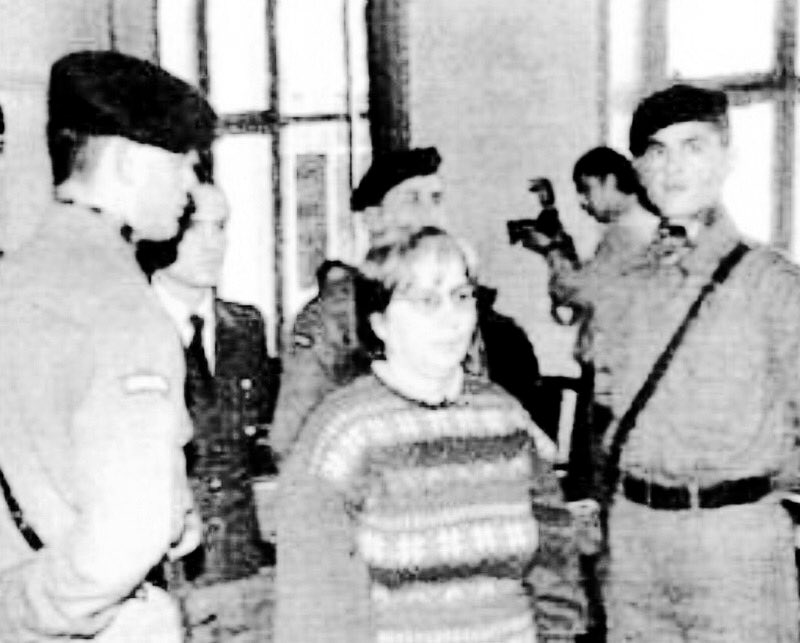 GunlukArsiv's tweet photo. 22 Kasım 1996:
Human Rights Watch’un hazırladığı,Belge Yayınları’ndan basılan”Savaş ve İnsan-Türkiye’ye Silah Transferleri ve Savaş Yasaları İhlalleri”adlı kitap nedeniyle TCK 159’dan dava açılan yayıncı Ayşenur Zarakolu ve gazeteci Ertuğrul Kürkçü’nün yargılanmasına devam edildi https://t.co/bL3njKG3er