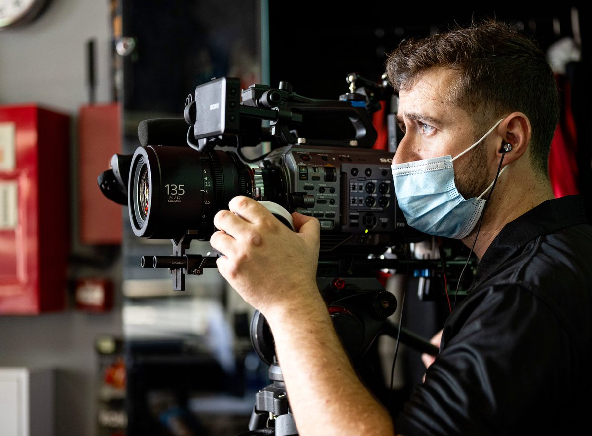 timfmatthews's tweet photo. I think every DP has a love hate relationship with primes. // #filminglife #cinealta #primelens #PXWFX9 #FX9 #sonypro #firstandtenproductions #FTEN #filming #filmingcrew #dubai #dubailife #production #productionlife #productioncompany #productionhouse #sony #PL #ziess https://t.co/AOPb8S8iE0