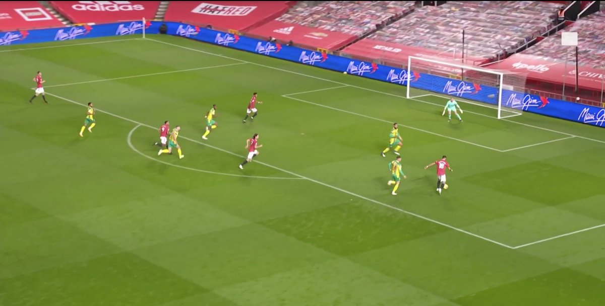67& #39;: Fernandes opts for Rashford instead of Cavani here. Not sure it technically qualifies as a & #39;run& #39; in the strictest sense, and to be fair to Martial is also a position he might take up. Still, good positioning.