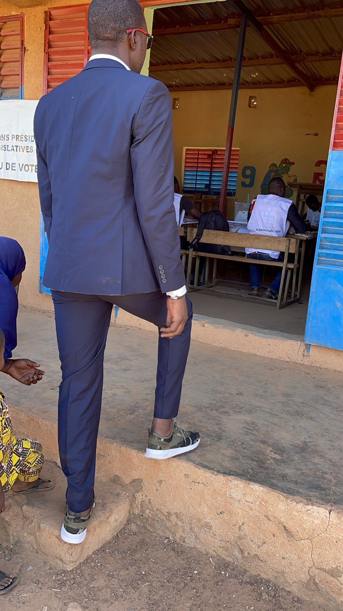 emmanutapsoba's tweet photo. #Burkina : C’est avec un immense plaisir que j’ai accompli mon devoir citoyen ce dimanche 22 nov 2020. J’ai voté le candidat @rochkaborepf pour son programme réaliste qui m’a entièrement convaincu #ROCH2020
#BurkinaVote2020 #BurkinaFaso #lwili https://t.co/e6pmF3WQhq
