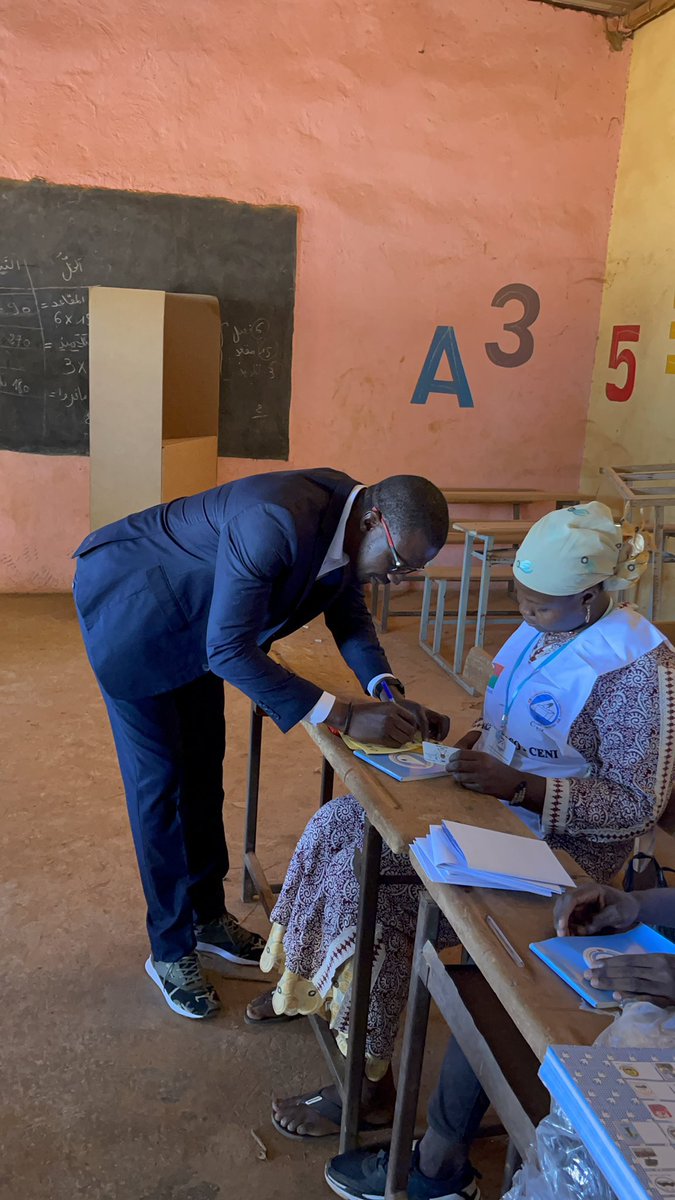 emmanutapsoba's tweet photo. #Burkina : C’est avec un immense plaisir que j’ai accompli mon devoir citoyen ce dimanche 22 nov 2020. J’ai voté le candidat @rochkaborepf pour son programme réaliste qui m’a entièrement convaincu #ROCH2020
#BurkinaVote2020 #BurkinaFaso #lwili https://t.co/e6pmF3WQhq