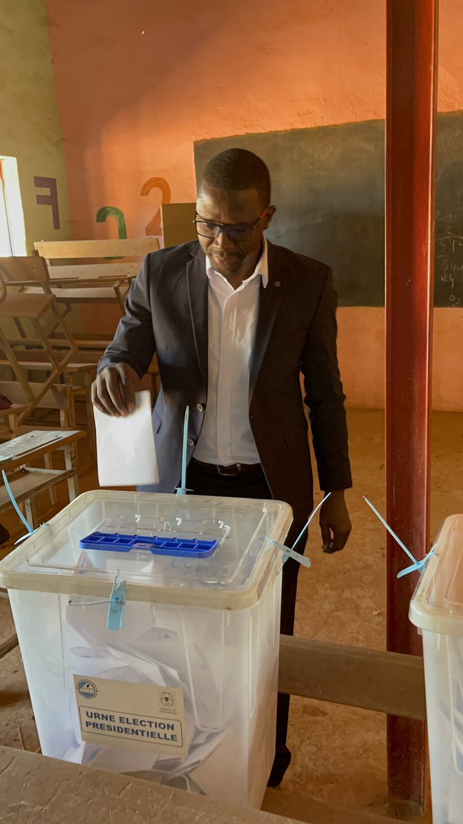 emmanutapsoba's tweet photo. #Burkina : C’est avec un immense plaisir que j’ai accompli mon devoir citoyen ce dimanche 22 nov 2020. J’ai voté le candidat @rochkaborepf pour son programme réaliste qui m’a entièrement convaincu #ROCH2020
#BurkinaVote2020 #BurkinaFaso #lwili https://t.co/e6pmF3WQhq