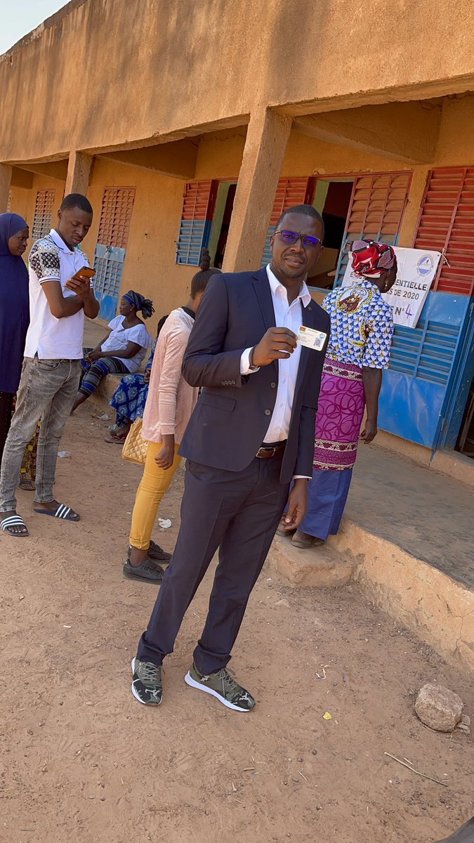 emmanutapsoba's tweet photo. #Burkina : C’est avec un immense plaisir que j’ai accompli mon devoir citoyen ce dimanche 22 nov 2020. J’ai voté le candidat @rochkaborepf pour son programme réaliste qui m’a entièrement convaincu #ROCH2020
#BurkinaVote2020 #BurkinaFaso #lwili https://t.co/e6pmF3WQhq