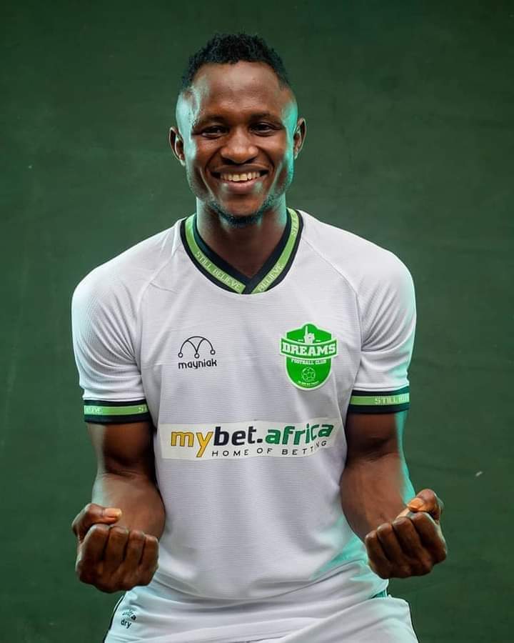 BeaLaryea's tweet photo. GOOOOAAAALL
And Joseph Esso scores the first goal for Dreams FC at the Theatre of Dreams at Dawu in the 2020/2021 GPL Season!
@DreamsFootballC 1-0 @MedeamaSC
SCORER:
@JosephEsso10 || 14th minute
#GhanaPremierLeague #MatchDay2 #GPLReturns
#GPLwk2 #BringBackTheLove https://t.co/WZVb8UIAqA