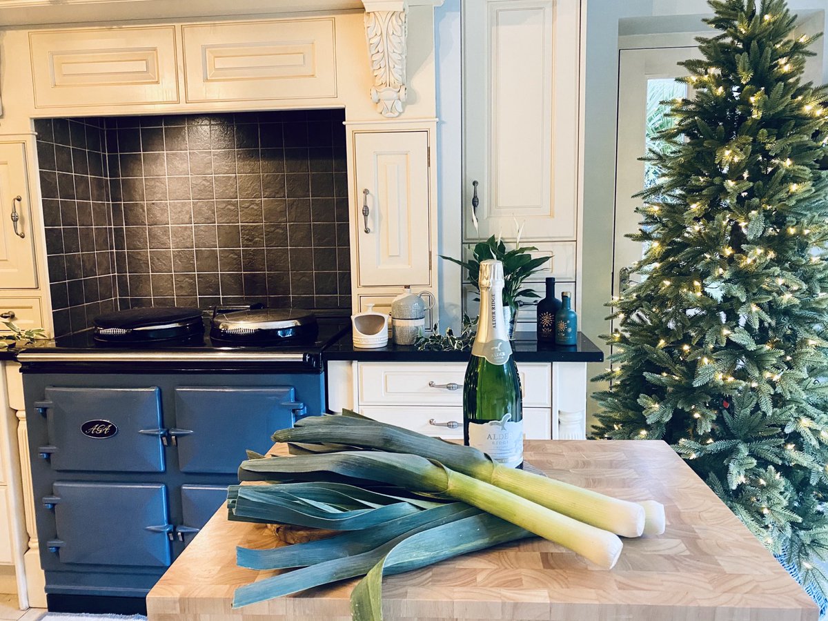 ZakoPenny's tweet photo. My ‘leeks in a champagne &amp; thyme sauce’ bring together a fabulous English sparkling wine and Welsh grown leeks in a rich creamy sauce; perfect to accompany a roast dinner ⁦@AGA_Official⁩ ⁦@blasytir⁩ ⁦@AGANorthWales⁩ #agaentertaining #welshproduce #englishwines https://t.co/430c01XcVD