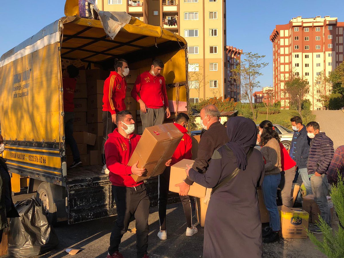 uAYurtici's tweet photo. İzmir’de yaşanan depremin ardından ultrAslan İzmir (@ultrAslan35) temsilciliğimiz, depremzedelerin yaralarını sarmaya ve ihtiyaçlarını ellerinden geldiği kadar gidermeye devam ediyor.

İHTİYACIN OLDUĞU YERDE ultrAslan HER YERDE! #uAYurtiçi https://t.co/EnPi6T3aCT