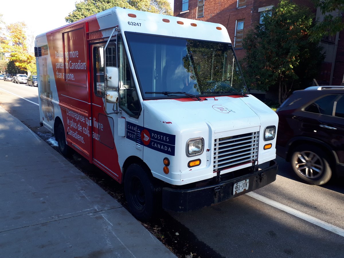 ProfLiamOBrien's tweet photo. @ottawacity The solution to budget shortfalls is under our nose. Start ticketing stopped/parked cars in bike lanes. #ottbike #autowa https://t.co/FPkhzC0P7r