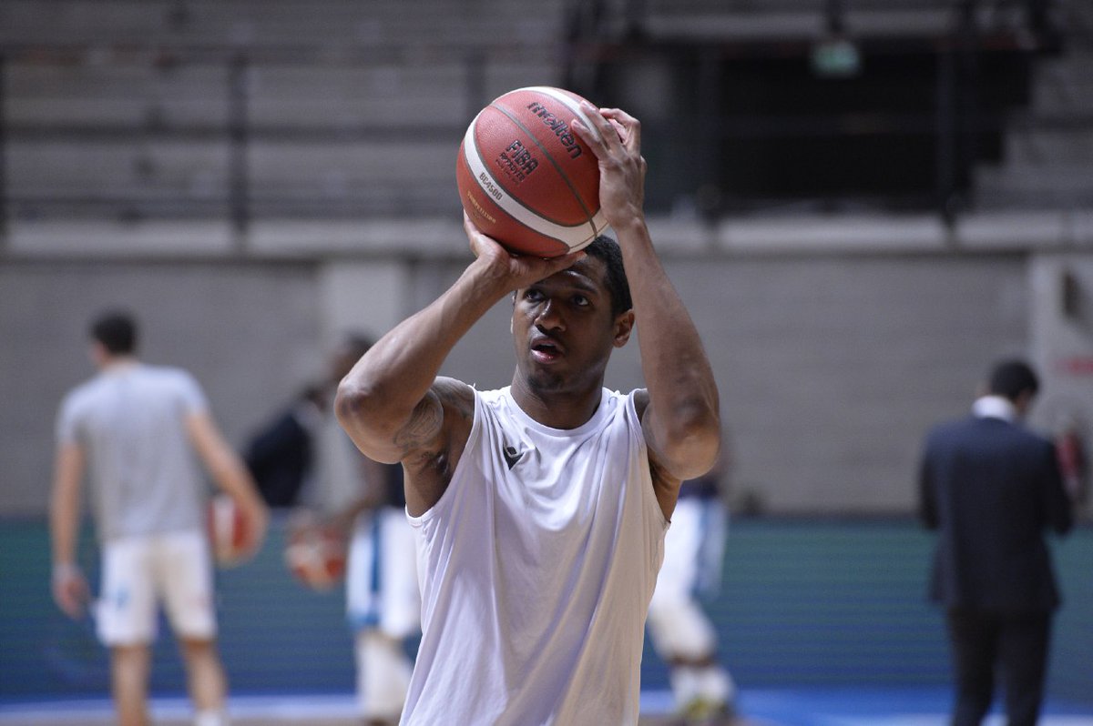 🔥Riscaldamento pregara🔥

20 minuti alla palla a due.

#AmoRomaTifoVirtus