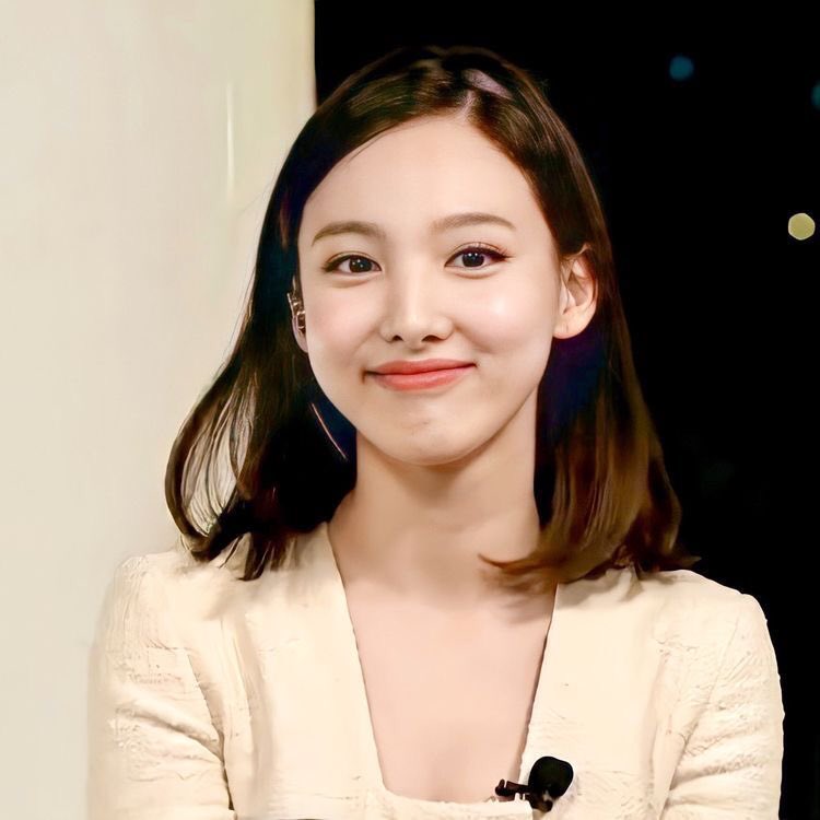 weakfortwice's tweet photo. Nayeon
______
Full name: Im Na Yeon
Nationality: Korean
Position: Lead Vocalist, Lead Dancer, Center
Face description: Unique face. She have buck teeth, round face, very prominent cheeks when she smiles.
Personality: Oldest and have a big social circle. Friendly and smiles often. https://t.co/37uzoGO4JY