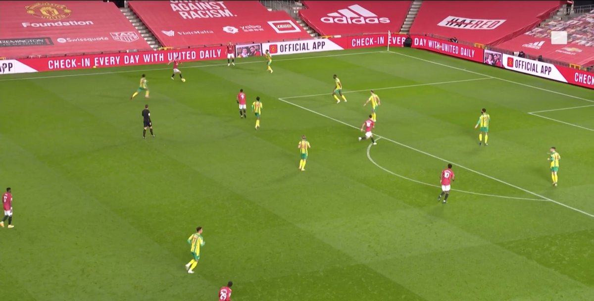 70& #39;: Ball goes wide to Telles and Cavani pulls out as an option for the pass. He then receives and passes again – but that& #39;s not what is important – notice how he immediately and urgently returns to the front line. You can be involved in possession and still behave as a CF.