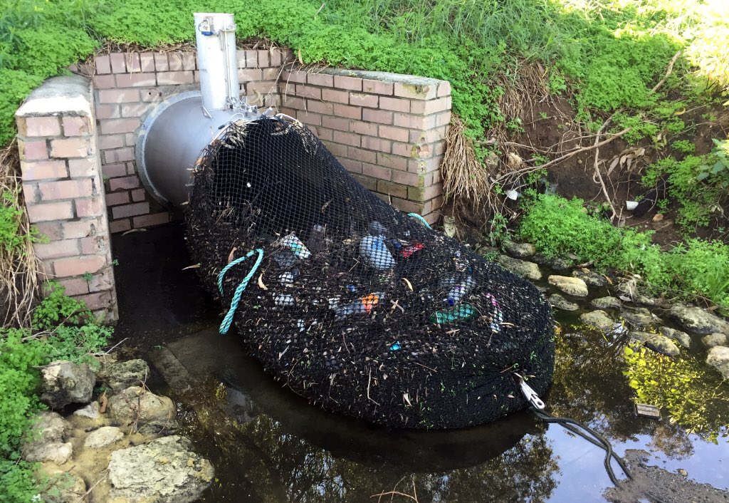 plum4science's tweet photo. The city of Kwinana in Australia uses nets to stop garbage from flowing from storm drains into the environment.  What a fantastic idea...trap the pollution before it spoils nature. https://t.co/NUS3EtldNB