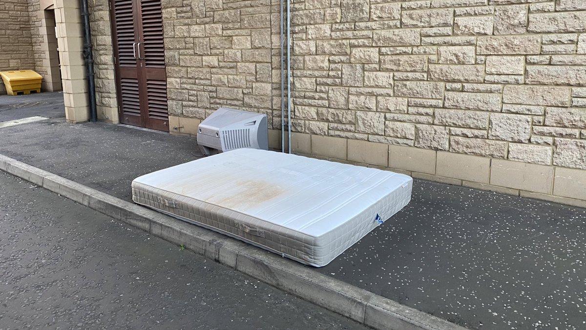 daynamcalpine_'s tweet photo. spacious room to rent in leith, comes with your very own telly £1000pcm https://t.co/knlCfLNTVD