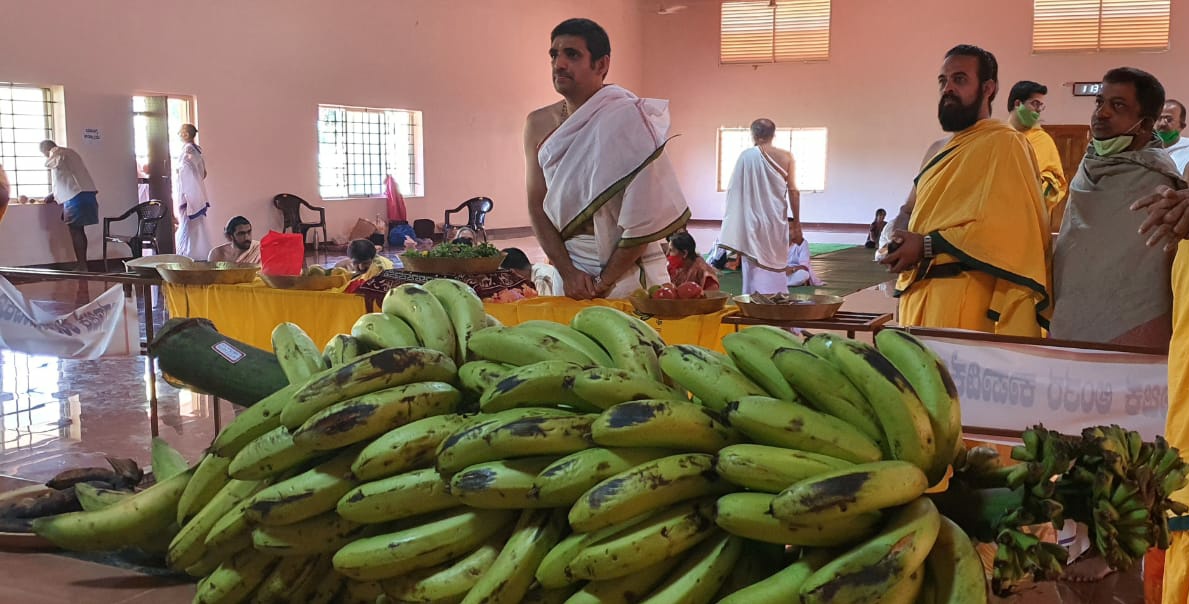 ShankaraPeetha's tweet photo. ಗೋಸ್ವರ್ಗದಲ್ಲಿ ತಯಾರಾಗುವ ಸ್ವರ್ಗಸಾರದ ಫಲ - 47ಕೆಜಿ ತೂಕದ ಬಾಳೆಗೊನೆ!

ಇಂದು ಪ್ರಸನ್ನ ಮಾವಿನಕುಳಿಯವರು ಗೋಸ್ವರ್ಗದಲ್ಲಿ ತಯಾರಾಗುವ 'ಸ್ವರ್ಗಸಾರ'ವನ್ನು ಉಪಯೋಗಿಸಿ ತಮ್ಮ ತೋಟದಲ್ಲಿ ಬೆಳೆದ ಫಲವನ್ನು ಶ್ರೀಸಂಸ್ಥಾನದವರಿಗೆ ಸಮರ್ಪಿಸಿದರು. https://t.co/HfYHk2HIjh