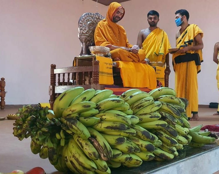 ShankaraPeetha's tweet photo. ಗೋಸ್ವರ್ಗದಲ್ಲಿ ತಯಾರಾಗುವ ಸ್ವರ್ಗಸಾರದ ಫಲ - 47ಕೆಜಿ ತೂಕದ ಬಾಳೆಗೊನೆ!

ಇಂದು ಪ್ರಸನ್ನ ಮಾವಿನಕುಳಿಯವರು ಗೋಸ್ವರ್ಗದಲ್ಲಿ ತಯಾರಾಗುವ 'ಸ್ವರ್ಗಸಾರ'ವನ್ನು ಉಪಯೋಗಿಸಿ ತಮ್ಮ ತೋಟದಲ್ಲಿ ಬೆಳೆದ ಫಲವನ್ನು ಶ್ರೀಸಂಸ್ಥಾನದವರಿಗೆ ಸಮರ್ಪಿಸಿದರು. https://t.co/HfYHk2HIjh