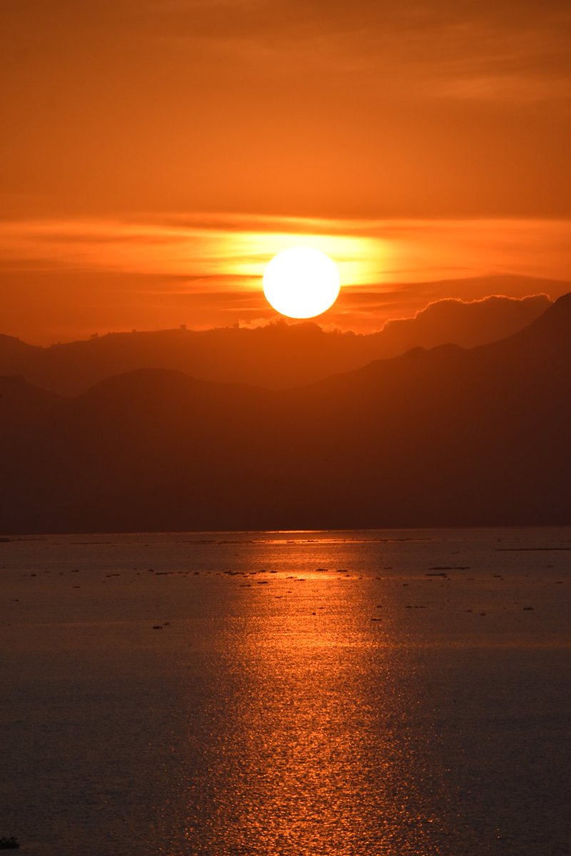 MichKatami's tweet photo. Every #sunset is unique. And this one over #LakeVictoria as seen from Osiri, #Homabay is a majestic beauty. Flames out. Fierce.. (๐ธ Courtesy) #sunsetphotography #sunsetlover #horizon #Skyline #lakeview #magicalkenya #amateurphotography #sunsetlake #sunsetsky #sunset_pics https://t.co/oGmvK7mVGG