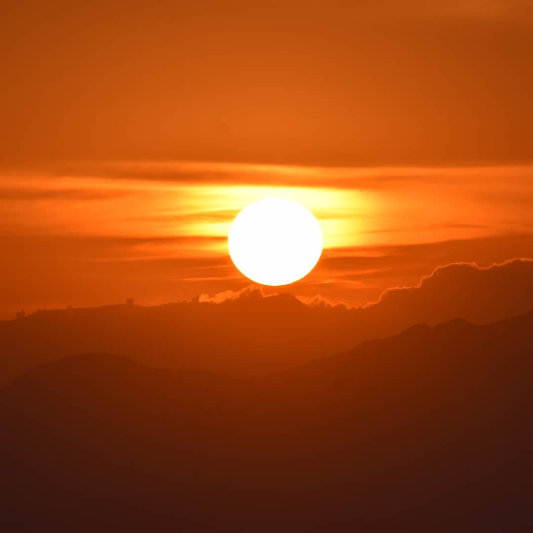 MichKatami's tweet photo. Every #sunset is unique. And this one over #LakeVictoria as seen from Osiri, #Homabay is a majestic beauty. Flames out. Fierce.. (๐ธ Courtesy) #sunsetphotography #sunsetlover #horizon #Skyline #lakeview #magicalkenya #amateurphotography #sunsetlake #sunsetsky #sunset_pics https://t.co/oGmvK7mVGG