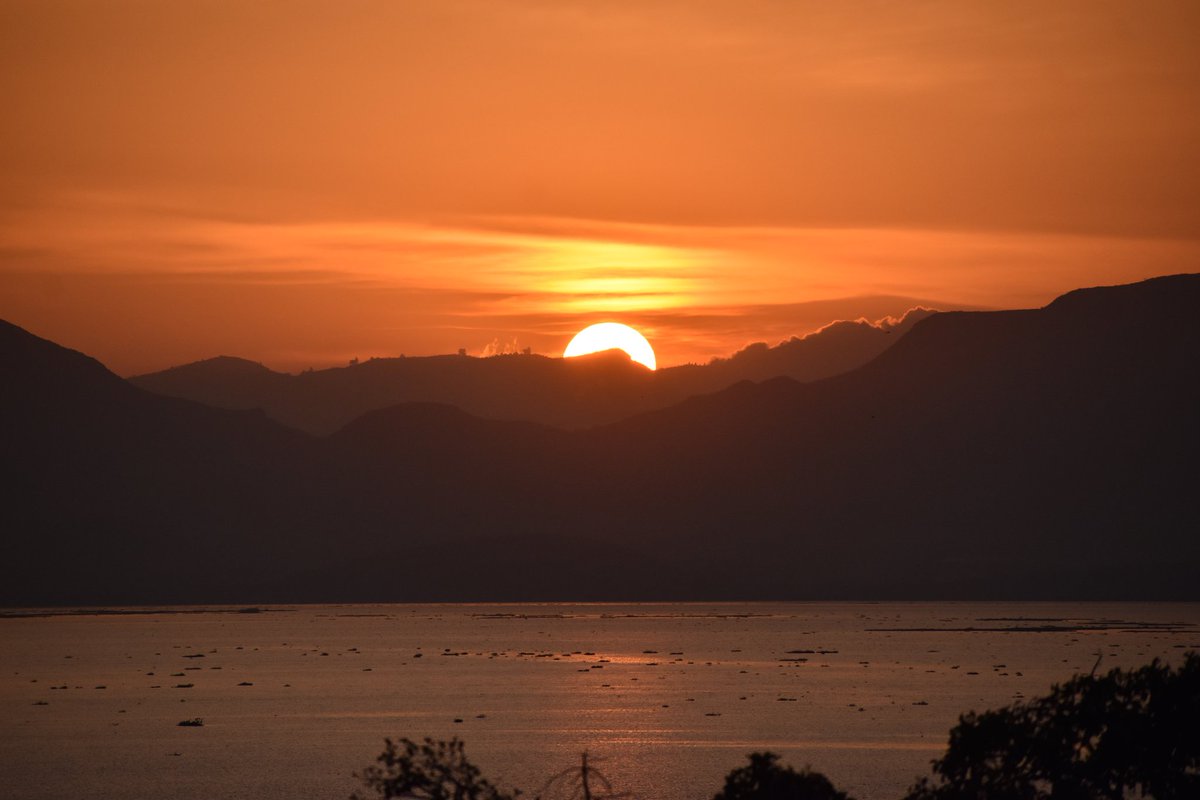 MichKatami's tweet photo. Every #sunset is unique. And this one over #LakeVictoria as seen from Osiri, #Homabay is a majestic beauty. Flames out. Fierce.. (๐ธ Courtesy) #sunsetphotography #sunsetlover #horizon #Skyline #lakeview #magicalkenya #amateurphotography #sunsetlake #sunsetsky #sunset_pics https://t.co/oGmvK7mVGG