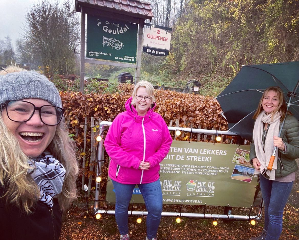IngeborgDijkstr's tweet photo. Vanmiddag heb ik samen met twee andere ondernemende vrouwen van @OVM043 gewandeld. ☔️ De regen hield ons niet tegen. 💪🏼 Begin- en eindpunt: Brasserie Bie de Groeve. En daar horen na afloop heerlijke poffertjes bij. 😋 #zuidlimburgjezalermaarwonen #wandelen #ondernemendevrouwen https://t.co/VhYj2QNpTp