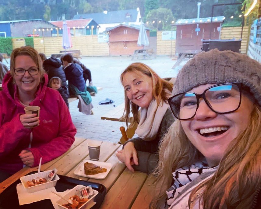IngeborgDijkstr's tweet photo. Vanmiddag heb ik samen met twee andere ondernemende vrouwen van @OVM043 gewandeld. ☔️ De regen hield ons niet tegen. 💪🏼 Begin- en eindpunt: Brasserie Bie de Groeve. En daar horen na afloop heerlijke poffertjes bij. 😋 #zuidlimburgjezalermaarwonen #wandelen #ondernemendevrouwen https://t.co/VhYj2QNpTp