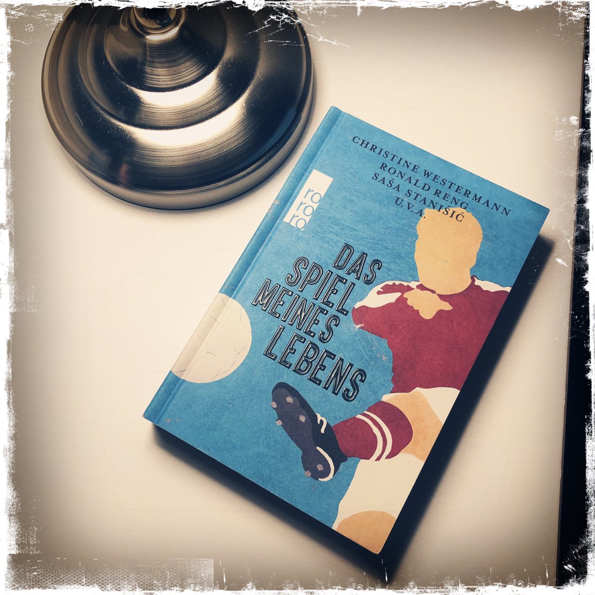 Wer den Fußball liebt, sollte dieses Buch lesen! Vielen Dank u.a. an <a href="/sasa_s/">𝑠𝑎𝑠𝑎❄️</a>, @santapauli1980, @misharrrgh, <a href="/stammplatz/">Christian Spiller</a>, <a href="/Fried_julia/">Julia Friedrichs</a>, <a href="/tpletzinger/">Thomas Pletzinger</a>, @kirsten_fuchs_, <a href="/DKnipphals/">Dirk Knipphals</a>, <a href="/KaiFeldhaus/">Kai Feldhaus</a>, <a href="/rudelbildung/">rudelbildung</a> für 24 schöne Geschichten Rund um den Ball ⚽️, der so viele Leben bewegt.