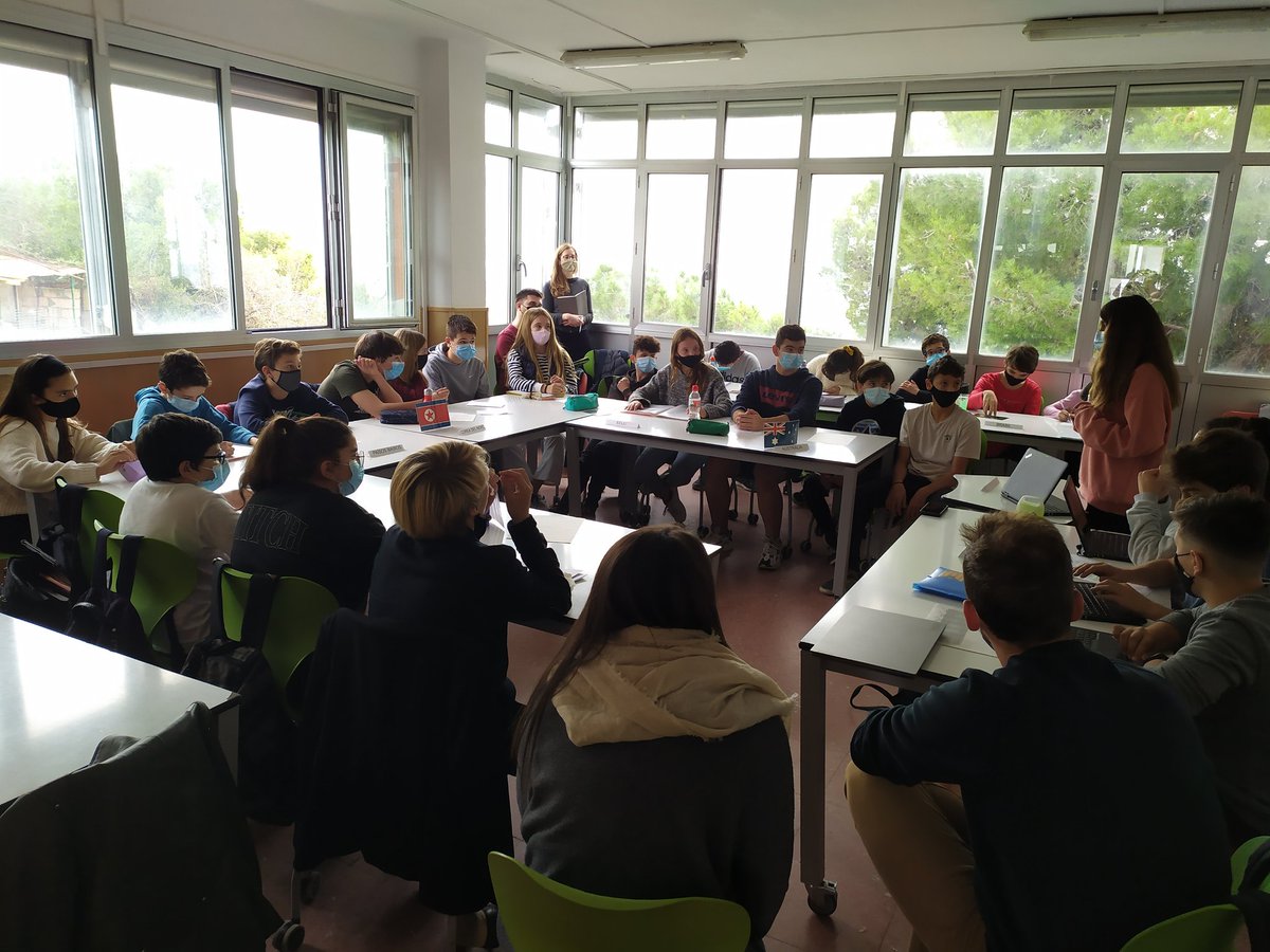 ESO1Virolai's tweet photo. Divendres passat vam començar els debats del projecte MUN Virolai del TGI de 2n d'ESO. El primer debat era del Consell de Seguretat: El desarmament nuclear. Demà dilluns continuarem amb: La dona al mercat laboral. Teniu més informació a: https://t.co/DlLfJTRqlr
@EscolaVirolai https://t.co/sTsHmFFuR7
