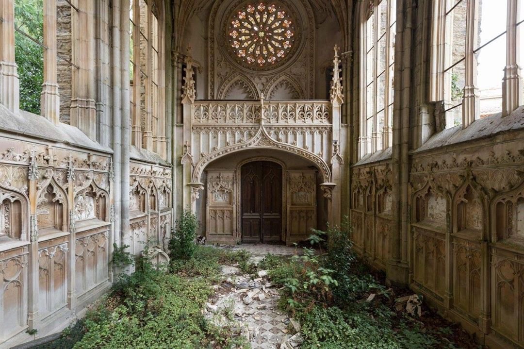soysauuce's tweet photo. Puede que la iglesia abandonada de St. Etienne sea uno de los lugares más alucinantes del mundo. https://t.co/ZVy0nk2IRC
