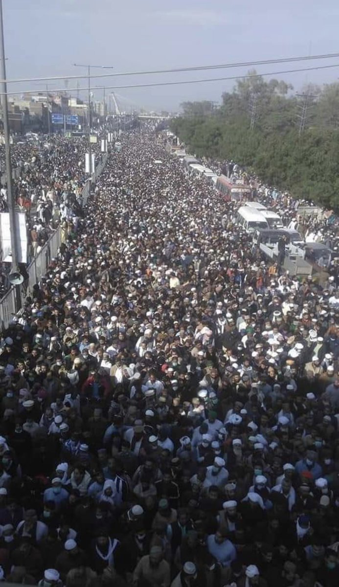 QamarShoaib3's tweet photo. میں نے اقبال سے پوچھا دس اقبال اے بابا رضوی دے جنازے تے اتنے لوگ کتھوں آئے نے اقبال نے کہا تجھے پتہ نہیں کہ 
کی محمد سے وفا تو نے تو ہم تیرے ہیں 
یہ جہاں چیز ہے کیا لوح و قلم تیرے ہیں https://t.co/bsarmWbFQq