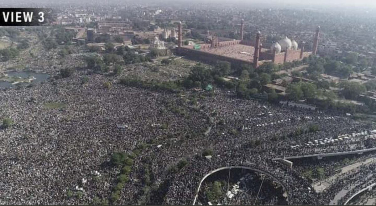 QamarShoaib3's tweet photo. میں نے اقبال سے پوچھا دس اقبال اے بابا رضوی دے جنازے تے اتنے لوگ کتھوں آئے نے اقبال نے کہا تجھے پتہ نہیں کہ 
کی محمد سے وفا تو نے تو ہم تیرے ہیں 
یہ جہاں چیز ہے کیا لوح و قلم تیرے ہیں https://t.co/bsarmWbFQq