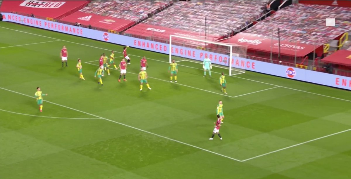 71& #39;: Ball dropping from a corner for Bruno. Cavani notices this from the far side of the box and he& #39;s sprinting for the far post. Urgency. Unfortunately the cross is again blocked