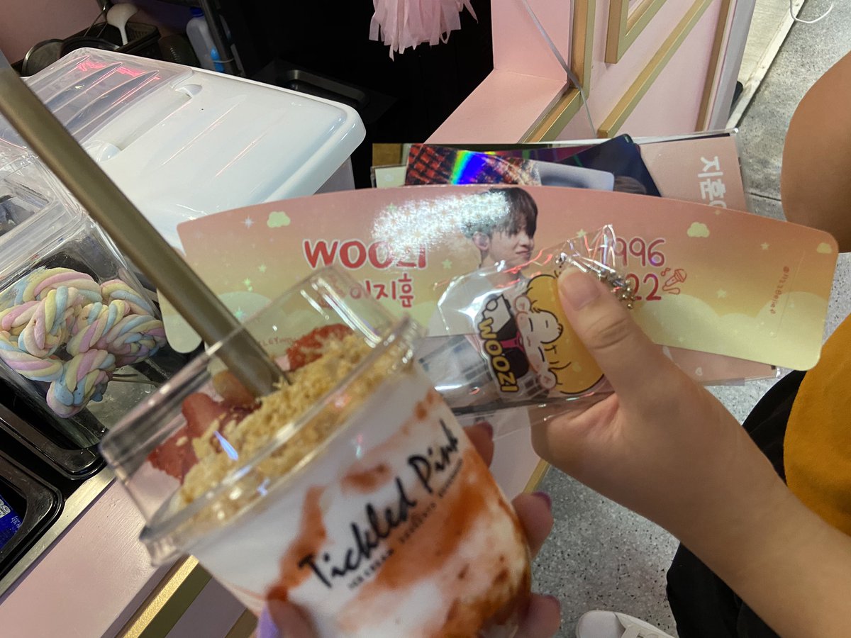 vwc1001t's tweet photo. เป็นคาเฟ่ที่น่ารักมากๆเลยทั้ง2ที่ ขอบคุณผู้จัดนะคะ   #MyUniverseisYou_WOOZI #1122_SMILEYWOOZIDAY https://t.co/7D7oCwmZqc