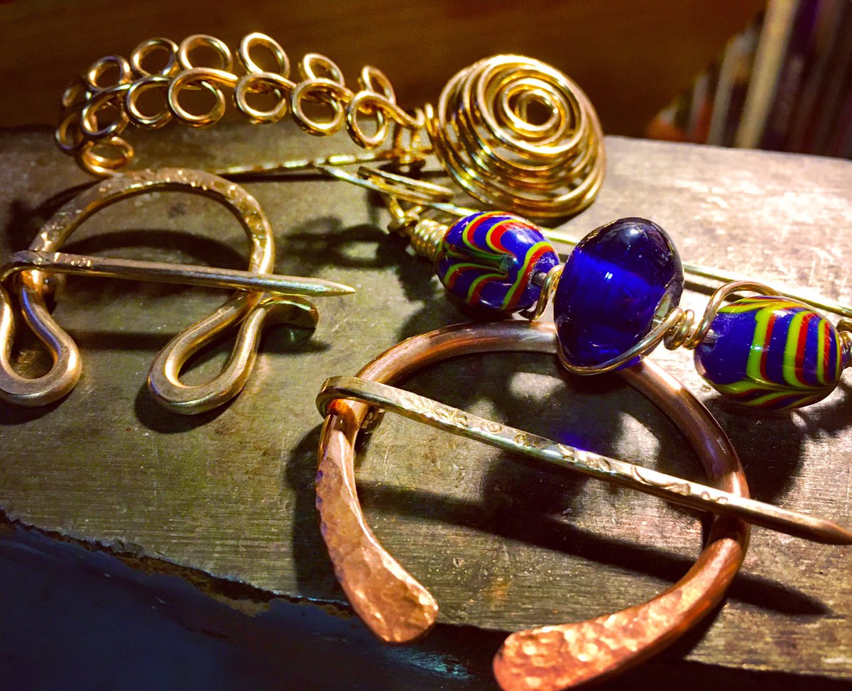 eleccdesigns's tweet photo. Saturday night brooches. #WireWork #ColdForged #CustomMade #giftideas #Christmasgifts #HolidaysAreComing #giftideas #shopsmall https://t.co/6TKnz905Hz