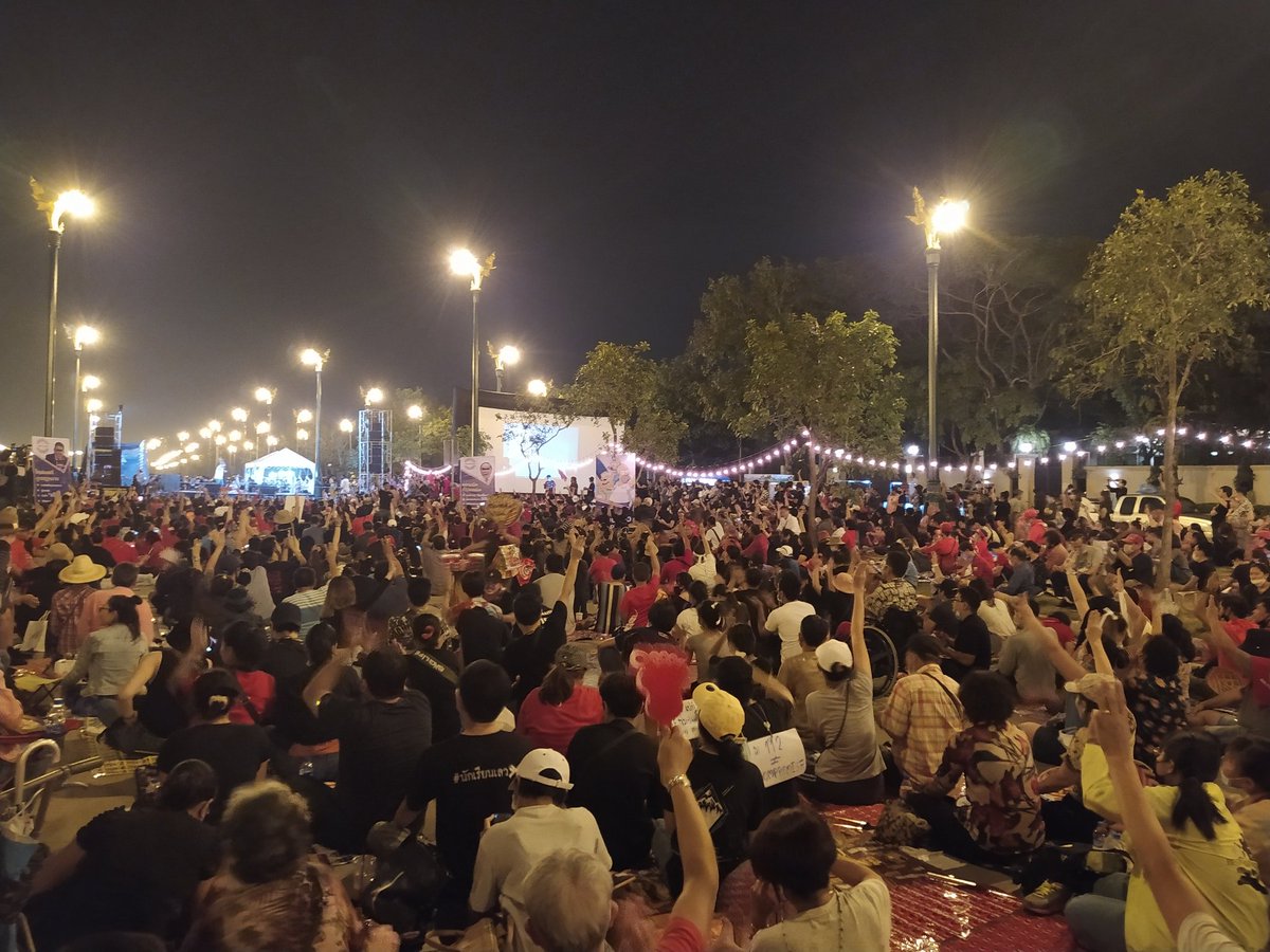 คนเสื้อแดงมากันเยอะมากจริง นับถือพวกเค้าเลย สู้กันมานาน ทั้งโดนสบายการชุมนุมด้วยกระสุนจริง แต่วันนี้พวกเค้ากลับมาแล้ว #ม็อบ22พฤศจิกา