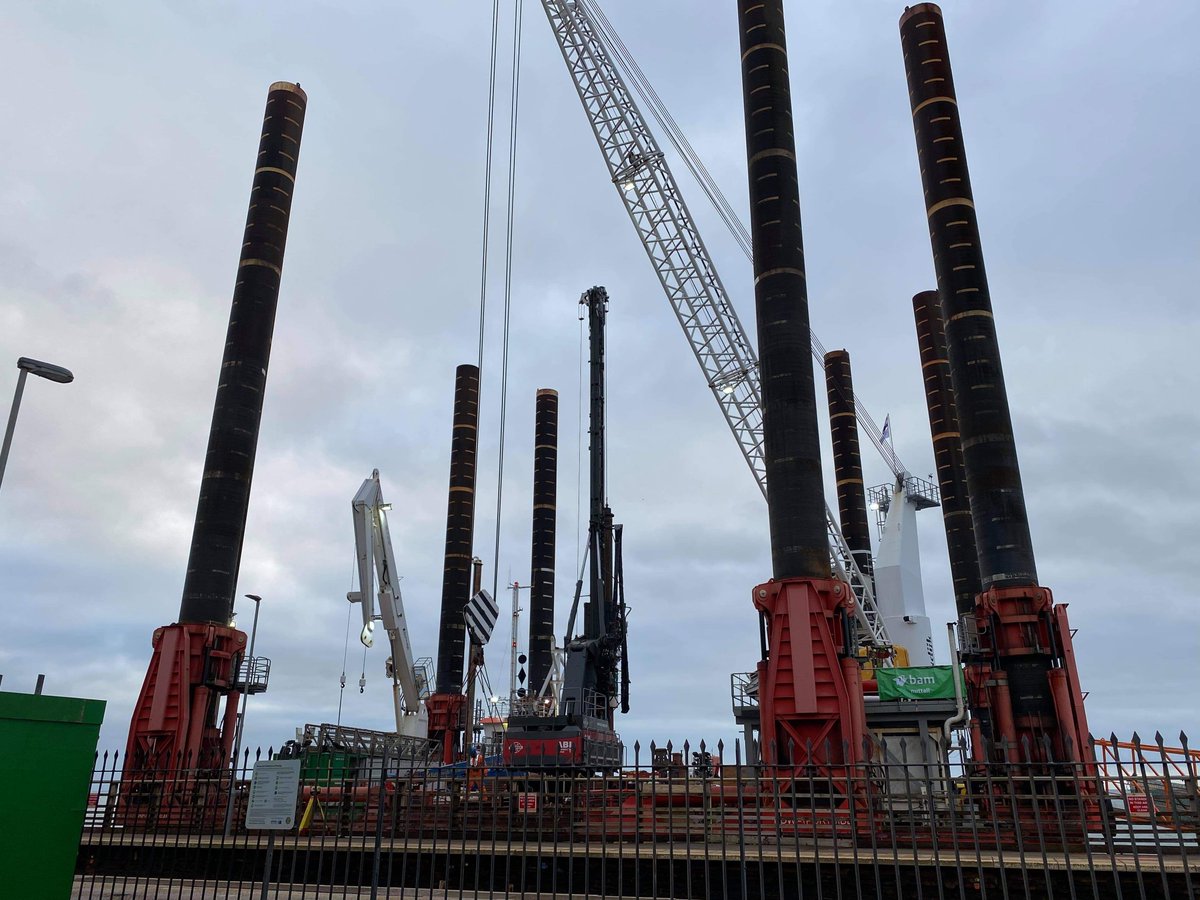 htgardnerdistr1's tweet photo. Here’s one of our drivers delivering construction supplies to @BAMNuttall who are constructing the new sea wall 🚆

Picture courtesy of ‘Tom’ one of Exeter based drivers 🚛 

#HTGardner #ADR #Distribution #Palletised #Keyworkers #Exeter #Plymouth #Southwest https://t.co/M6F3bdyrSQ