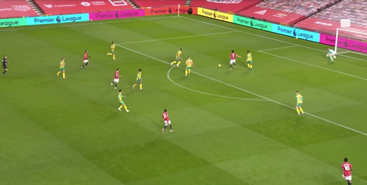 72& #39;: Great football from Martial, Bruno, and Cavani here. Martial, now at LW, is able to pull wide and receive. He then plays a nice ball for Bruno in zone 14. Cavani notices this and makes a gorgeous run. Bruno picks him out and it& #39;s another chance
