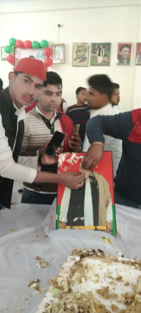 RizwanSamajwadi's tweet photo. सभी समाजवादियों के पितामह #शेरेहिंद #धरतीपुत्र जैसे नामों से देश और दुनिया में जाने जाने वाले आद. #नेताजी मुलायम सिंह यादव जी का जन्मदिन आज पार्टी कार्यालय फतेहपुर में बड़े ही हर्षोल्लास से मनाया गया!! #LongLiveNetaJi @yadavakhilesh @NareshUttamSP @SamajwadiManzar @Fatehpur_SP https://t.co/rNkwm1sTqx
