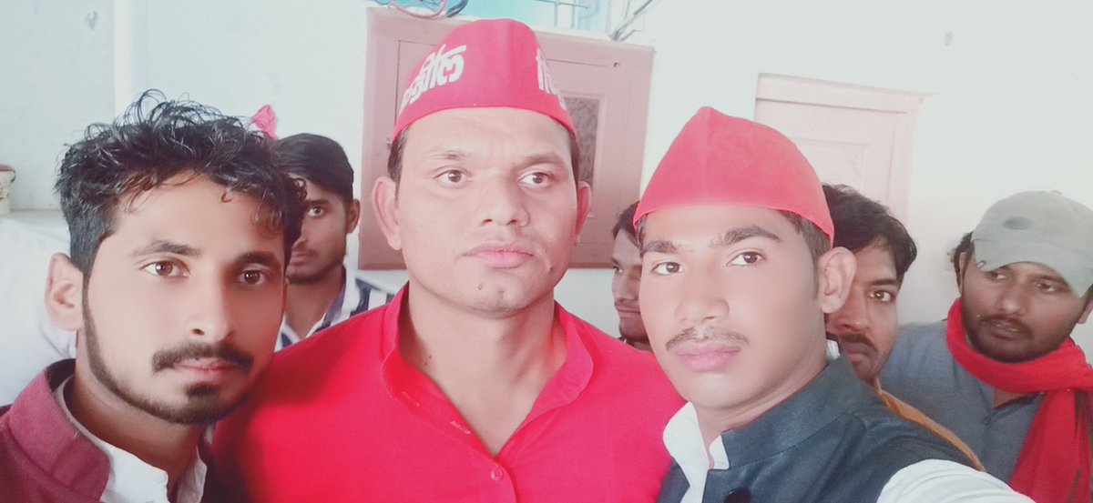 RizwanSamajwadi's tweet photo. सभी समाजवादियों के पितामह #शेरेहिंद #धरतीपुत्र जैसे नामों से देश और दुनिया में जाने जाने वाले आद. #नेताजी मुलायम सिंह यादव जी का जन्मदिन आज पार्टी कार्यालय फतेहपुर में बड़े ही हर्षोल्लास से मनाया गया!! #LongLiveNetaJi @yadavakhilesh @NareshUttamSP @SamajwadiManzar @Fatehpur_SP https://t.co/rNkwm1sTqx