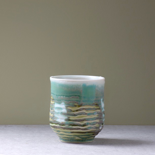 linda_fancy's tweet photo. Lovely to have this porcelain yunomi in the @throwncontemporary Winter Show.  

湯のみ are Japanese inspired drinking vessels.  Time for a green tea cuppa anyone? 
https://t.co/eZAESUQ8S8 https://t.co/VyUtk1ia5g