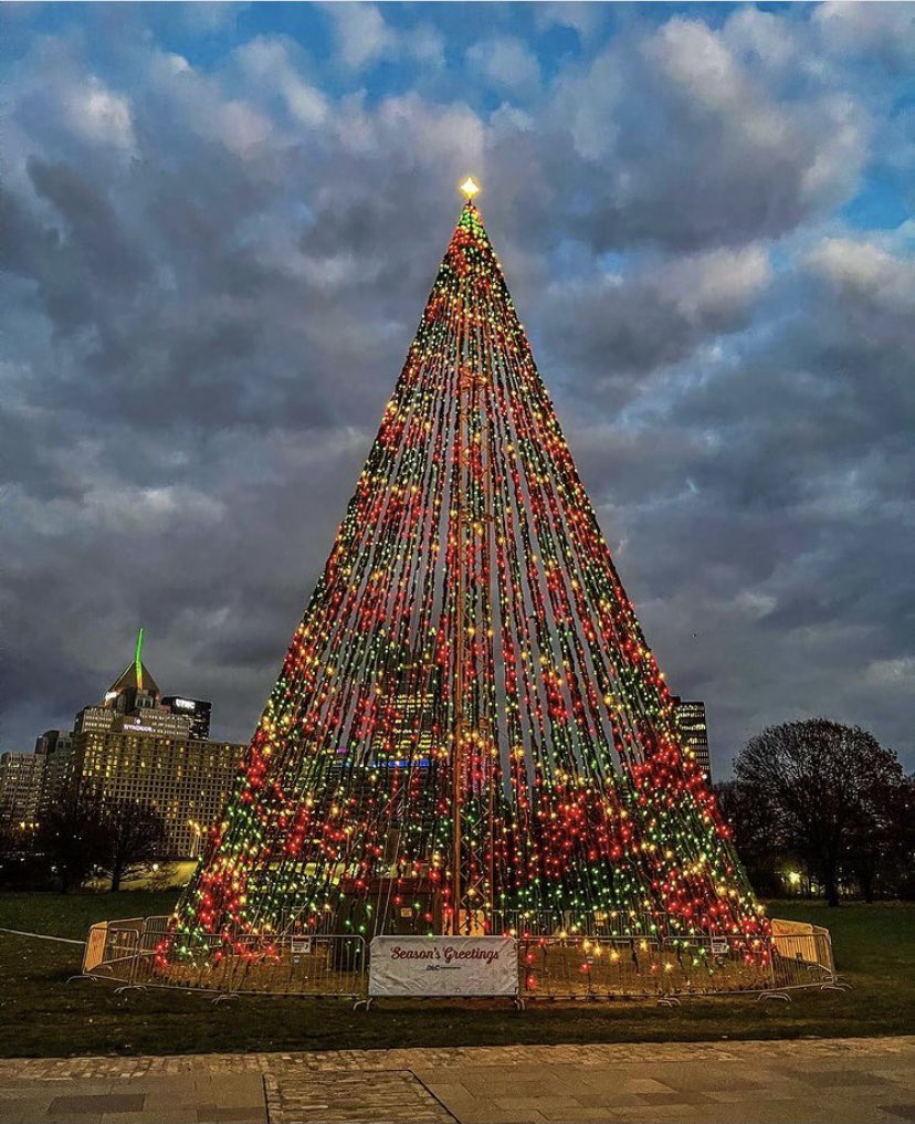 Pghbeautmeltpot's tweet photo. O Christmas tree,
O Christmas tree,
How lovely are thy branches!
#Pittsburgh #lovePGH #412pics #bestinpgh #onlyinpittsburgh #412project #citylife #yinzerworld #steelcity
Photographer: @redhead15014 https://t.co/YnW8mw6hGe