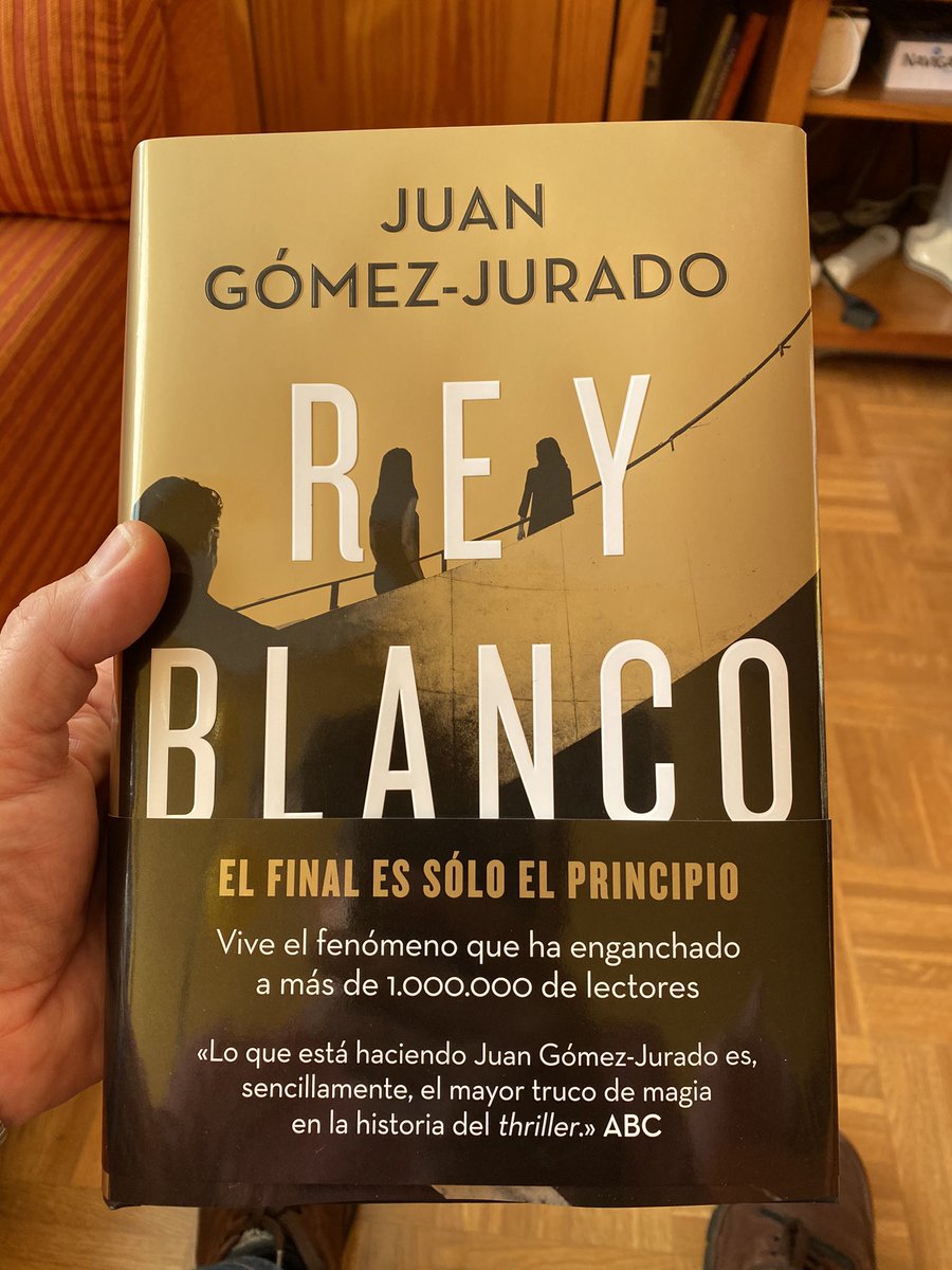 gonarsen's tweet photo. @JuanGomezJurado Por fin llegó mi regalo de cumpleaños. Cuando me lea Rey Blanco ya habré leído todos tus libros, lo cual quiere decir que espero ya té hayas puesto con el siguiente 😜😂.
Me encantaron todos tus libros, sigue así y me quedo esperando el próximo.
Un saludo. https://t.co/An1hdbODD3