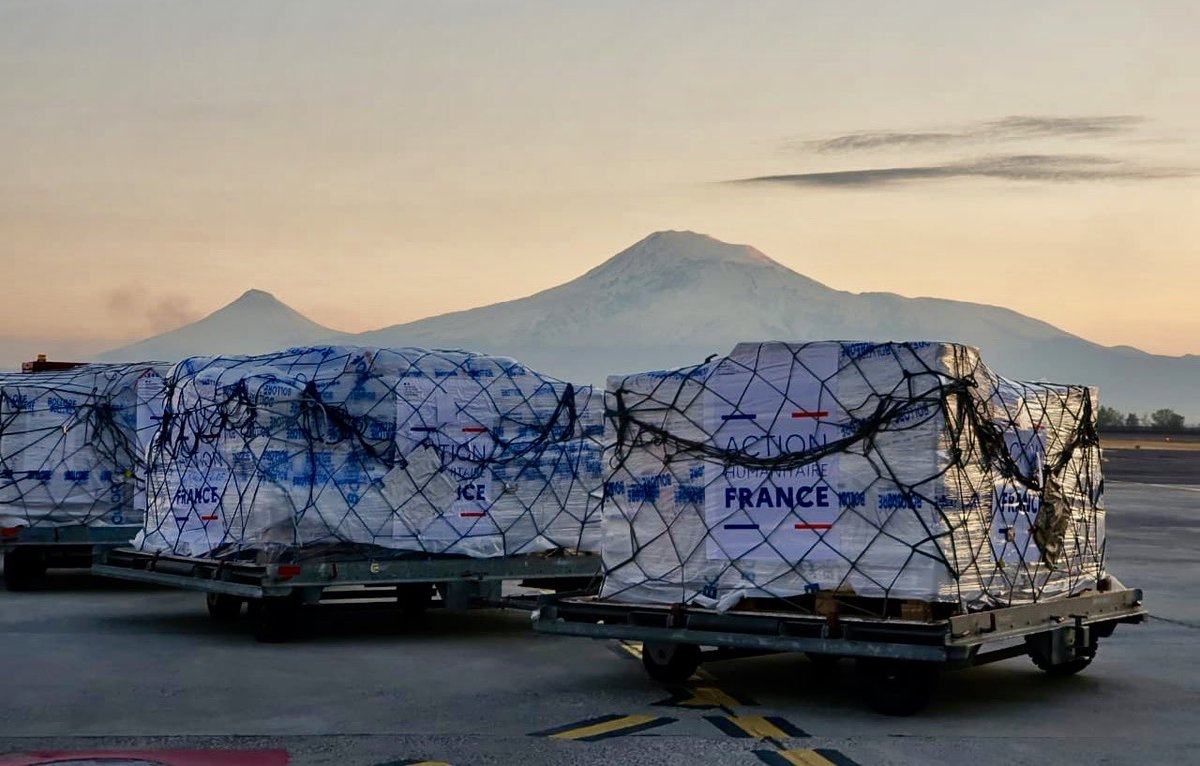 JonathanLacote's tweet photo. 🇫🇷🇦🇲
Arrivée à #Erevan du premier vol humanitaire annoncé par le Président de la République @EmmanuelMacron avec du matériel médical, des médicaments et des produits de première nécessité pour les personnes déplacées du Haut-Karabakh.
@francediplo https://t.co/72AT2LWy3s