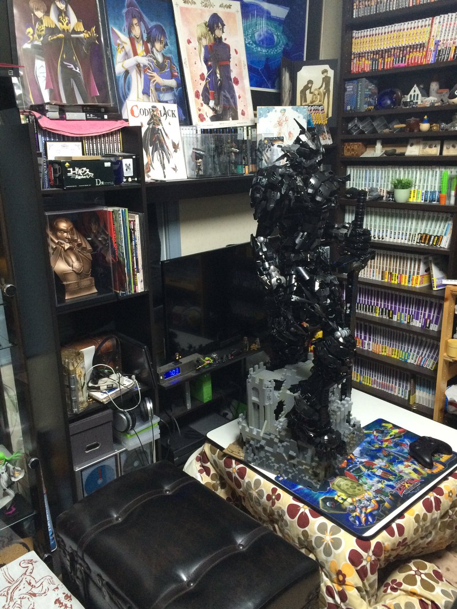 両脚出来たのでとりあえず胴体と合わせて立たせてみたけど…
旧魔王と比べると如何に馬鹿げたことをしているのか……

それはそうとやっぱり脚を延長しすぎて上下半身のバランス悪いし腰部の可動追加も兼ねて上半身10cm程延長した方が良いのではないだろうか