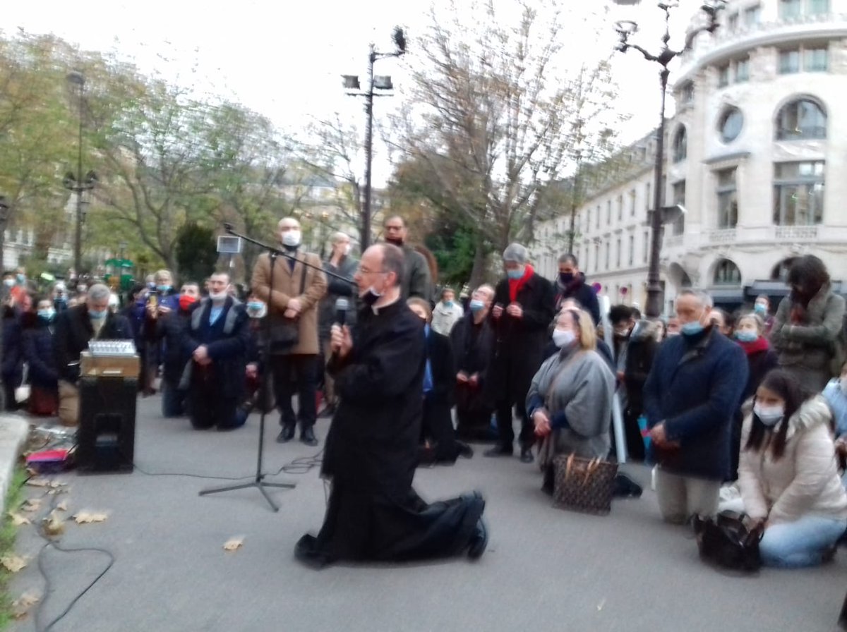 Civitas_'s tweet photo. #Paris en ce moment avec le RP Joseph, capucin, aumônier de #Civitas. Rejoignez les centaines de #catholiques parvis de l'église Saint-Augustin. 
Qui pourrait nous empêcher de #prier ?
#PourLaMesse #RendezNousLaMesse #NousVoulonsLaMesse #Messe #ObjectifMesse
#DieuPremierServi https://t.co/CLoLLmZhB5