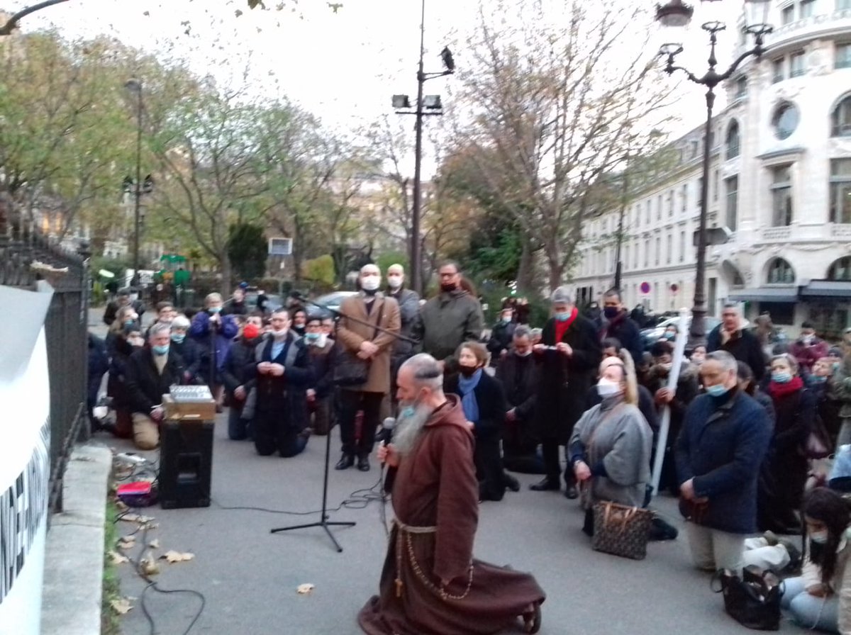 Civitas_'s tweet photo. #Paris en ce moment avec le RP Joseph, capucin, aumônier de #Civitas. Rejoignez les centaines de #catholiques parvis de l'église Saint-Augustin. 
Qui pourrait nous empêcher de #prier ?
#PourLaMesse #RendezNousLaMesse #NousVoulonsLaMesse #Messe #ObjectifMesse
#DieuPremierServi https://t.co/CLoLLmZhB5