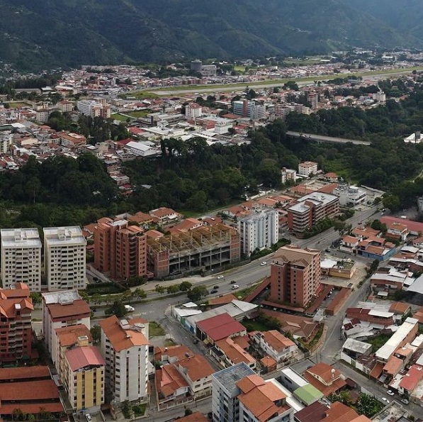 MeridaNatural's tweet photo. Bella panorámica desde lo alto, foto de @gabo_212  #Venezuela #Merida ¿Logras identificar que zona de la ciudad ves aquí? https://t.co/yOKCz3Fz1v
