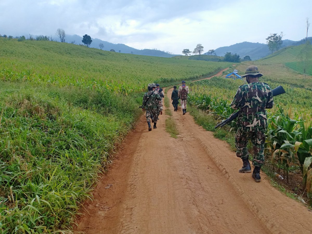 armypr_news's tweet image. ที่ จ.ตาก หน่วยเฉพาะกิจกรมทหารราบที่ 4 ยังคงลาดตะเวนต่อเนื่อง ร่วมกับ ส่วนราชการที่เกี่ยวข้อง และป่าไม้ รอบฐานปฏิบัติการบ้านอุ้มเปี้ยม จุดพื้นที่ เข้า-ออกพื้นที่พักพิงฯ อ.พบพระ จ.ตาก #ป้องกันCOVID  #กองกำลังชายแดน