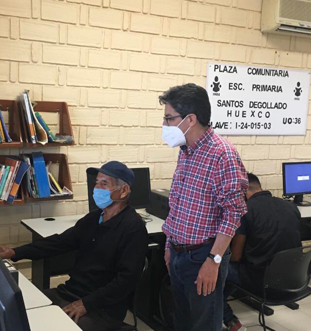 BarraganHelios's tweet photo. Muy grato platicar con José Hernández Catarina de 74 años, quien logró acreditar su Secundaria mediante examen en línea en la Plaza Comunitaria de Huexco en Tampacán, esto nos impulsa a seguir trabajando para que más potosinos como él salgan del rezago educativo. @ieeaslp https://t.co/8CTCb63ACo