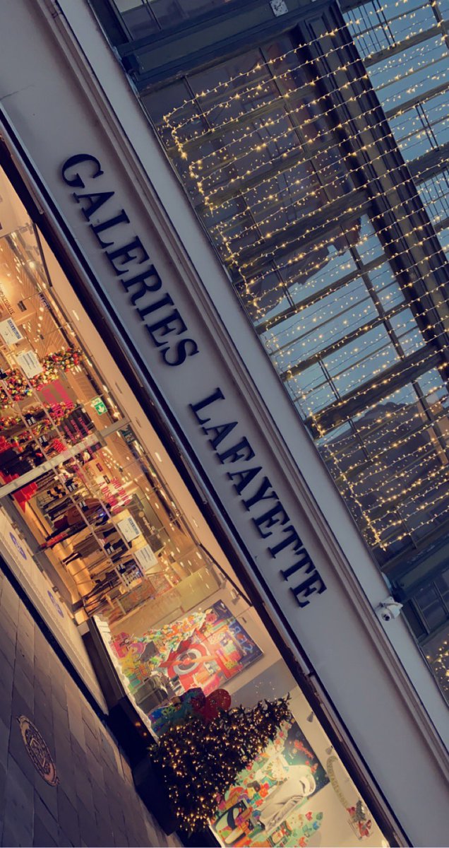 RemiMarchand's tweet image. 🎄Notre jolie ville #confinée prend ses airs de Noël !
Et c’est tout même très beau !
⛄️Bravo à la ville du #Mans et aux commerçants qui en ce contexte difficile illuminent et décors notre ville . #LeMans #Noël #Sarthe